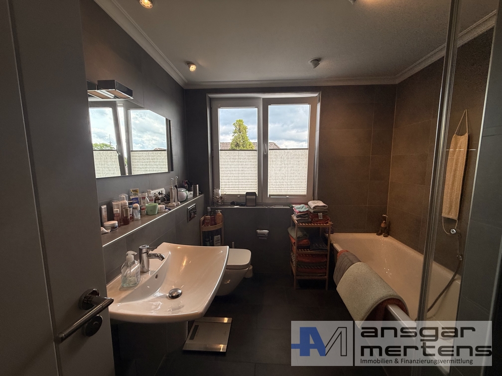 Tageslichtbadezimmer mit Dusche & Badewanne