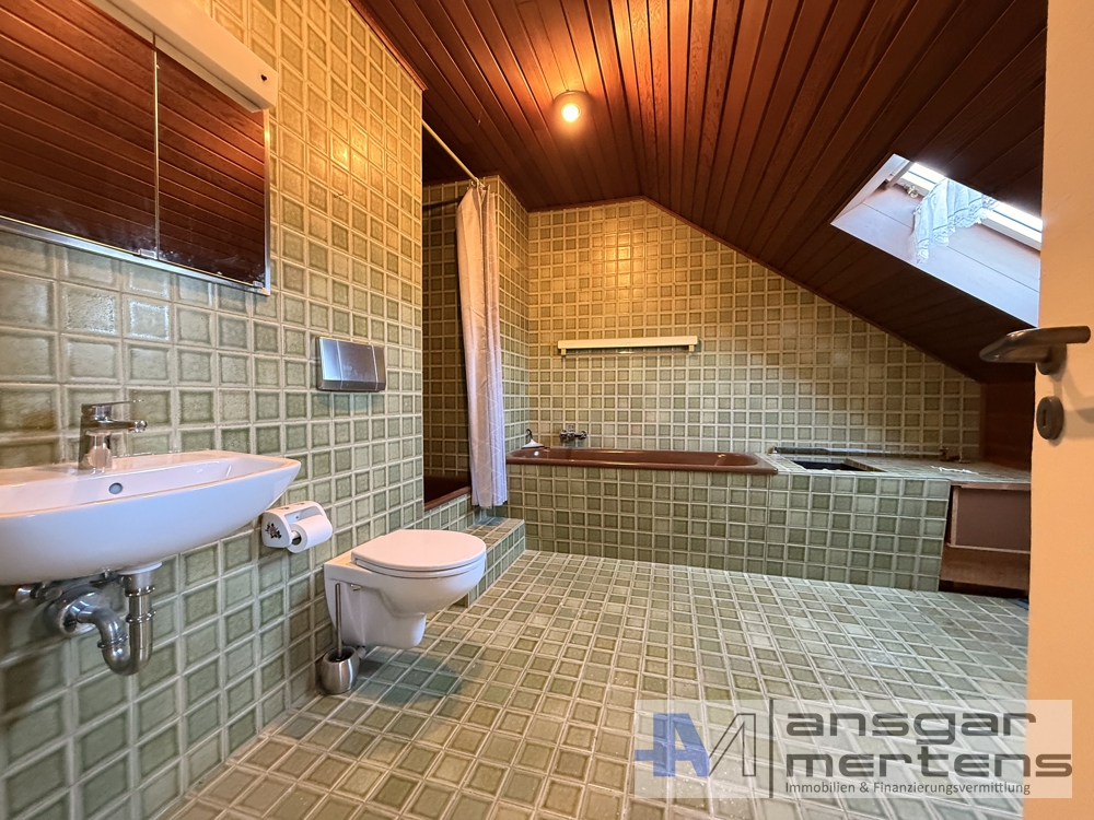 Tageslichtbadezimmer mit Dusche & Badewanne