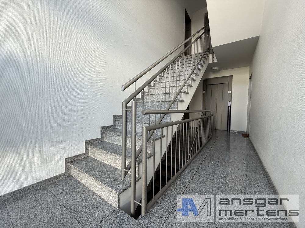 Treppenhaus inklusive Aufzug