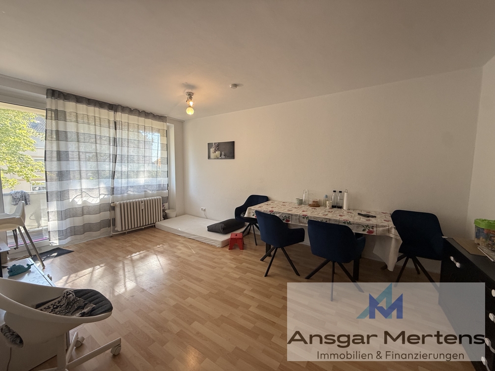 Wohnzimmer mit Balkonzugang