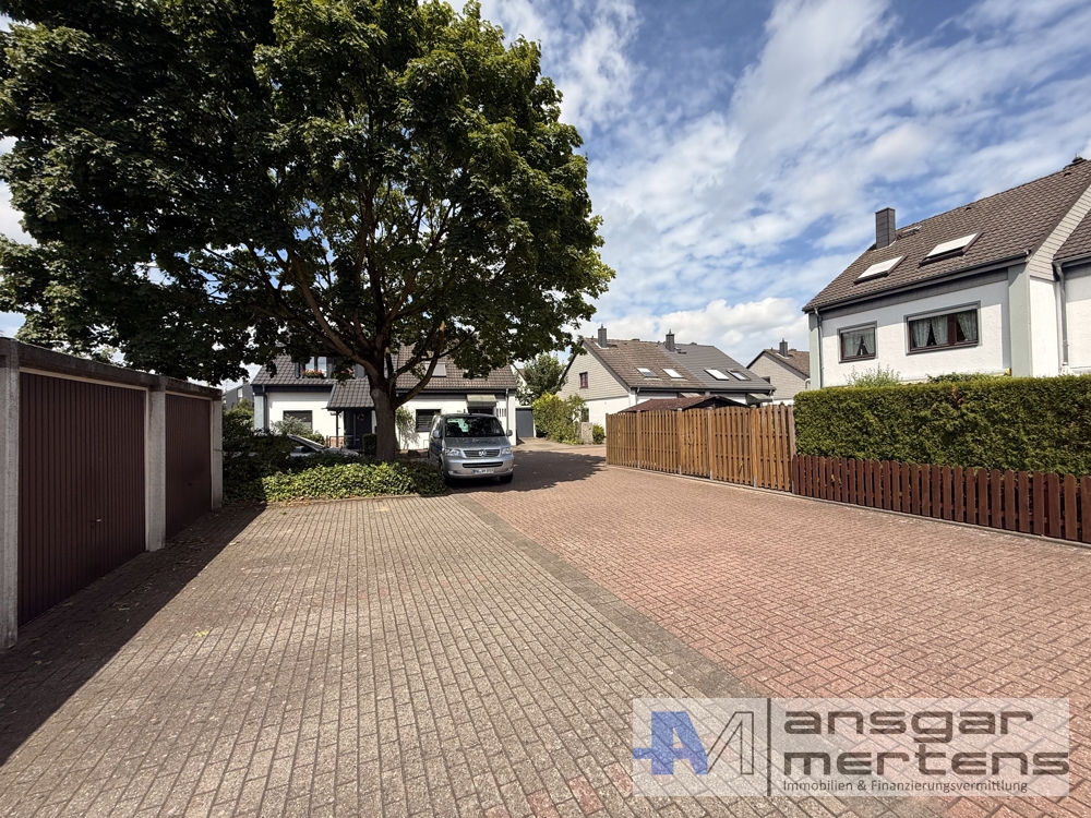 Hausrückseite mit Gartenzugang & Garage