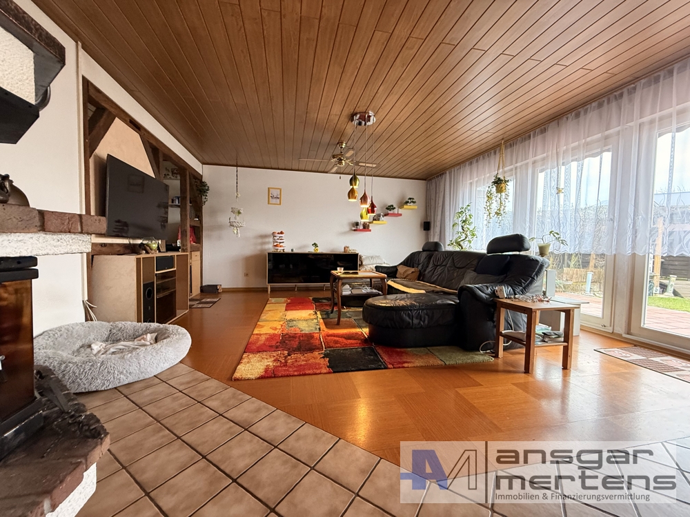 Wohnzimmer mit Kamin