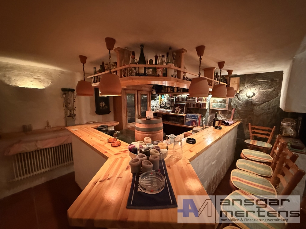 Bar mit Kamin