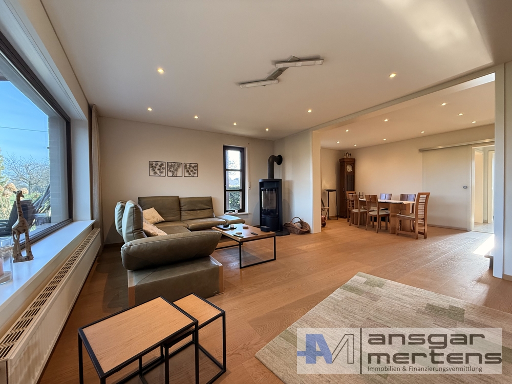 Blick in den Wohn- und Essbereich