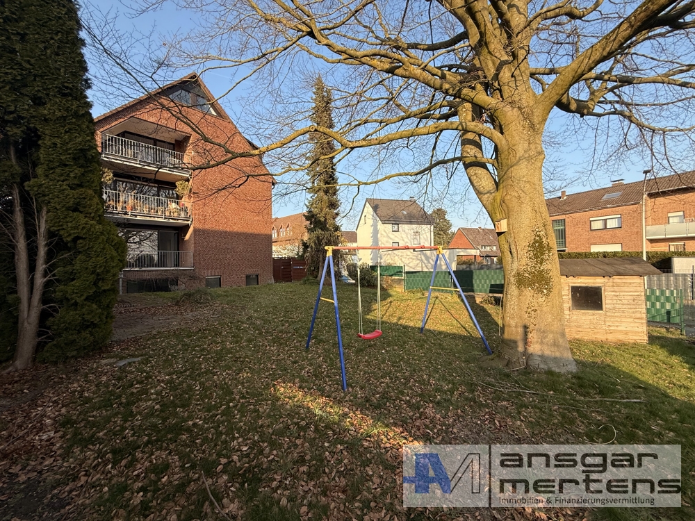 Blick vom Garten auf den Balkon